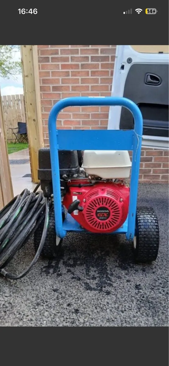 LIKE NEW HONDA POWER WASHER - Image 3