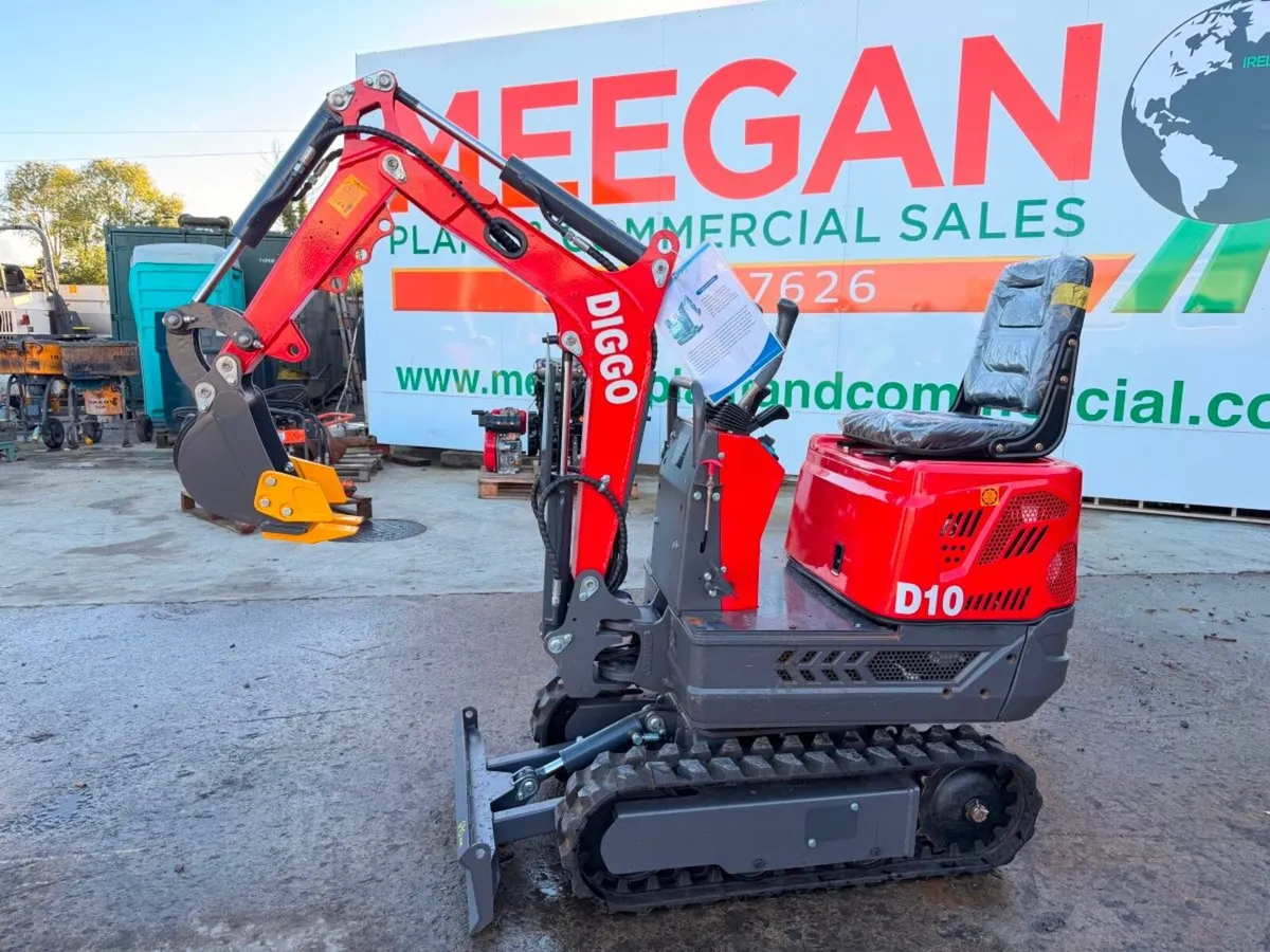 26 Diggo micro digger  690mm wide  side swing boom - Image 3