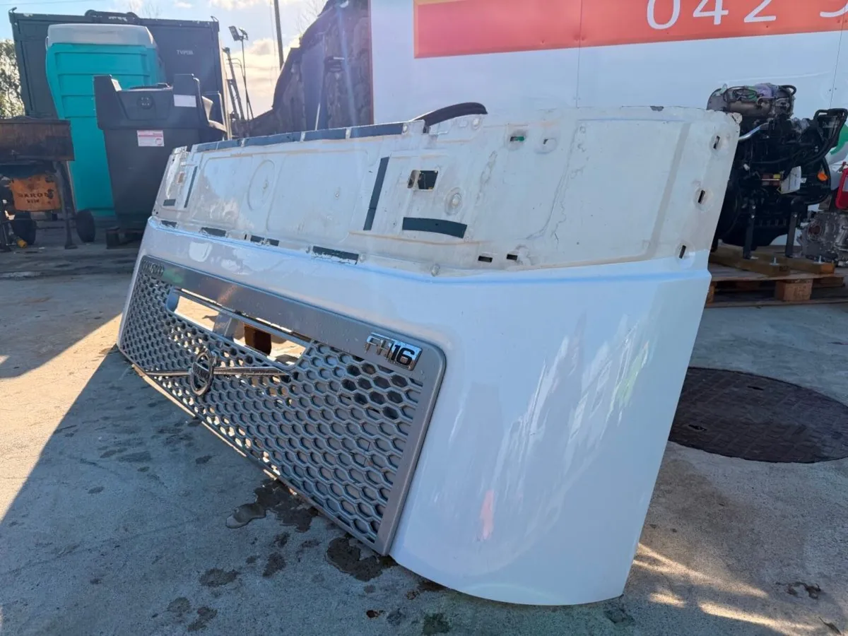 Volvo FH16 front grille bonnet assembly  695 + VAT - Image 3