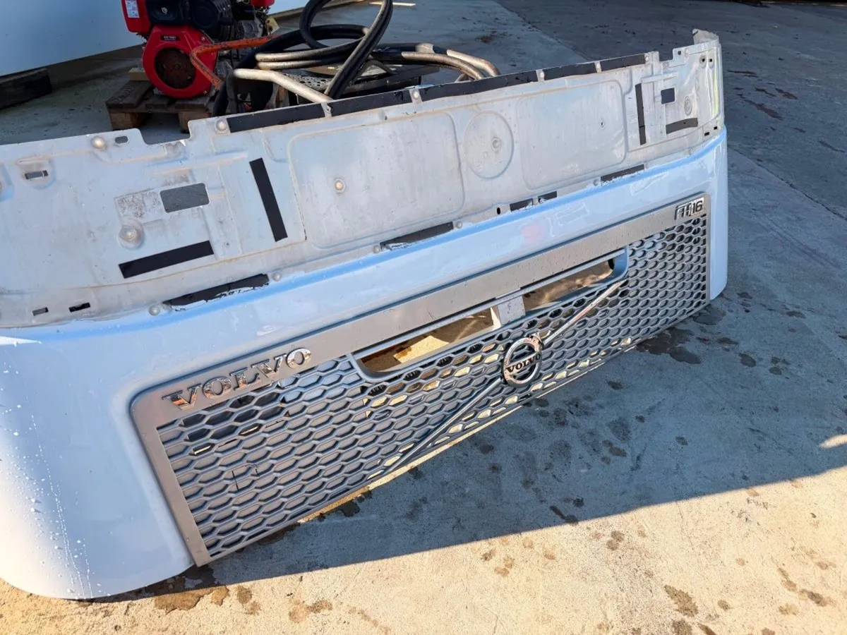 Volvo FH16 front grille bonnet assembly  695 + VAT - Image 4