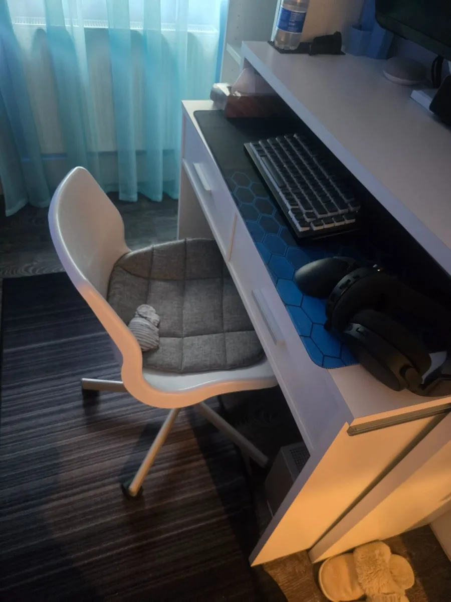 Desk with chair - Image 2