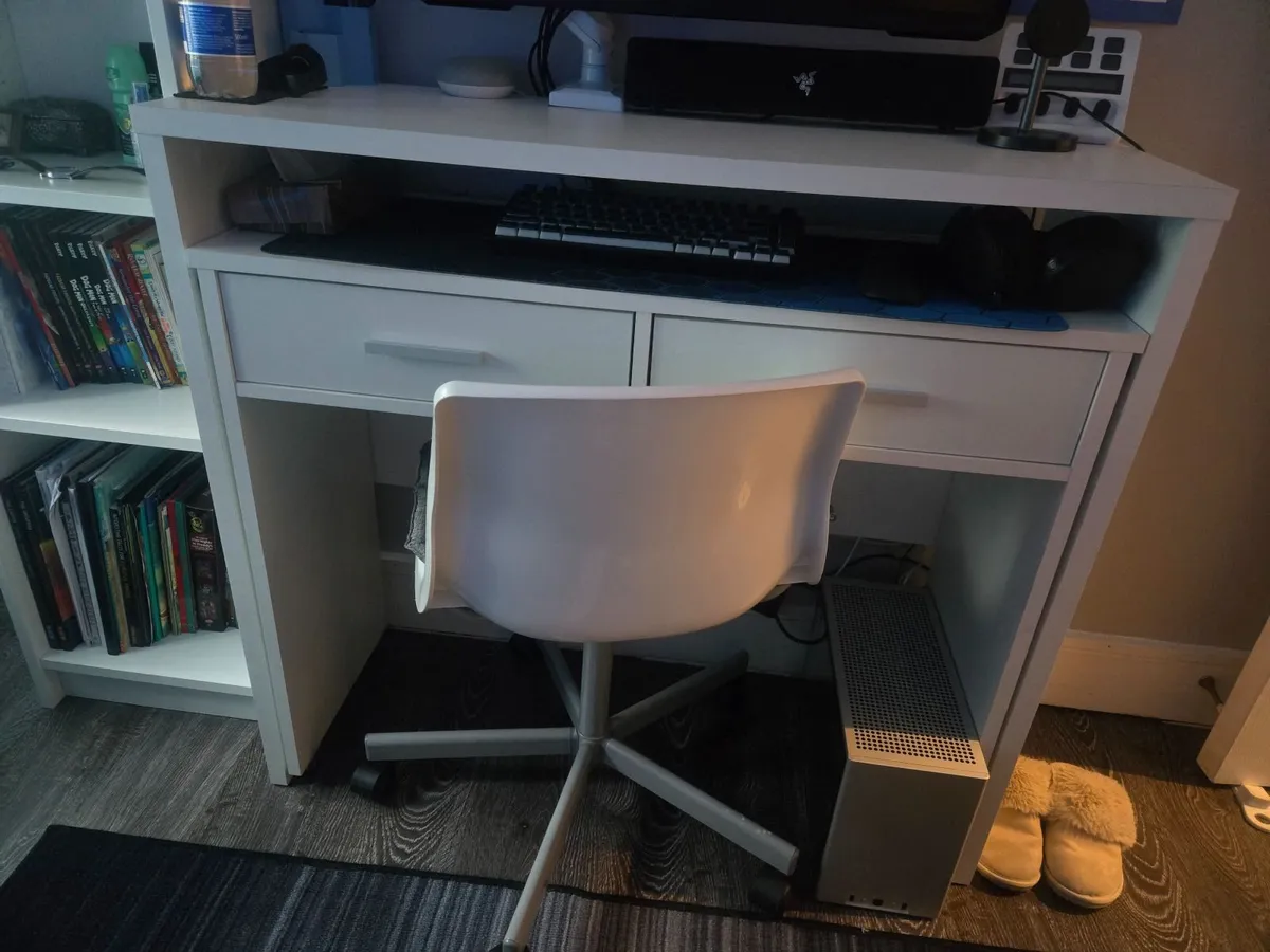 Desk with chair - Image 3