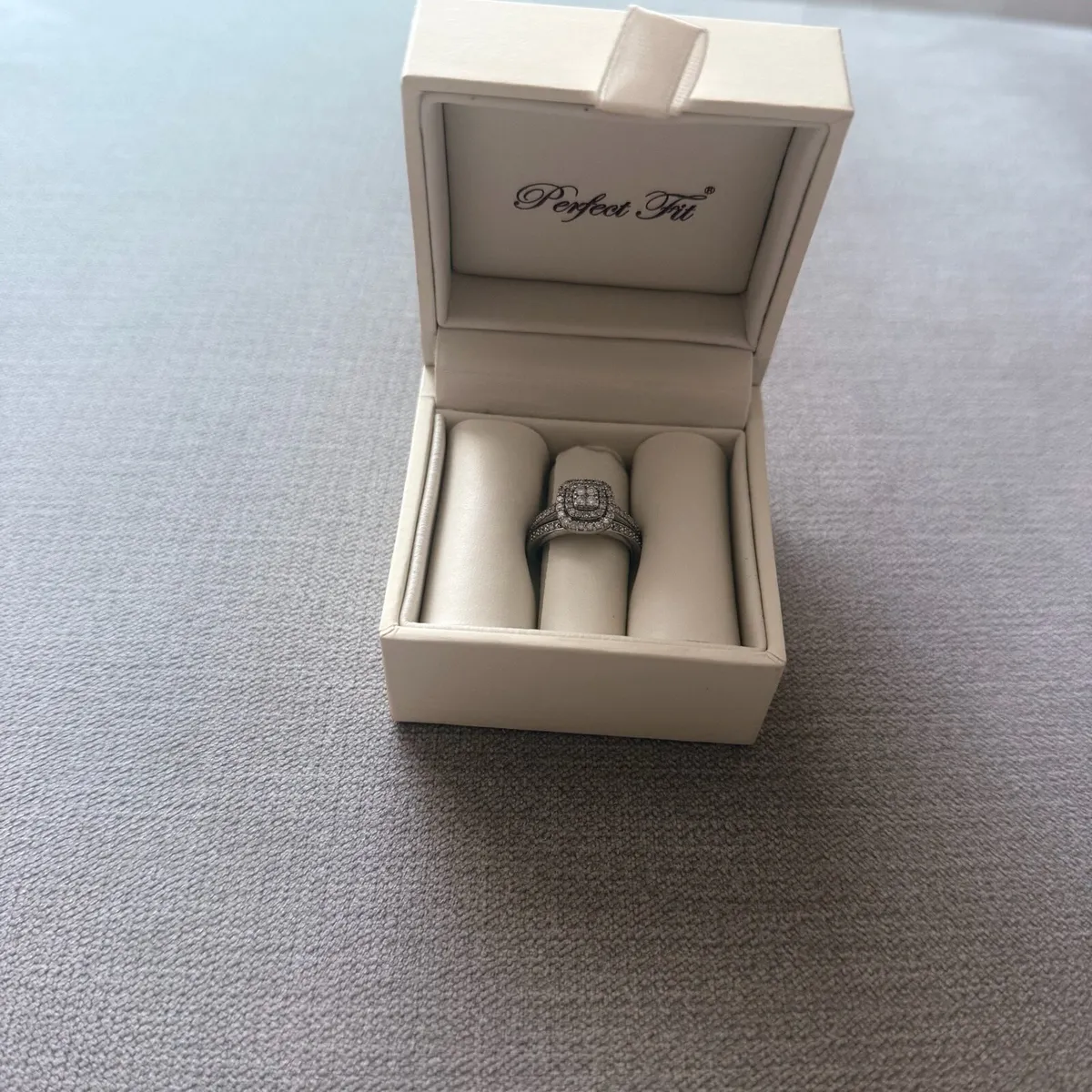 Engagement ring - Image 1