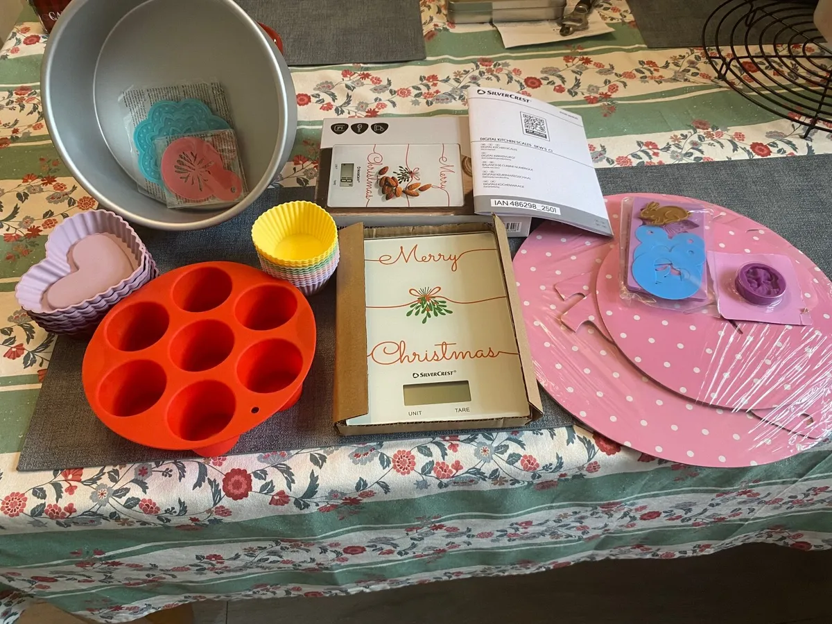 Baking Accessories and weiging scales