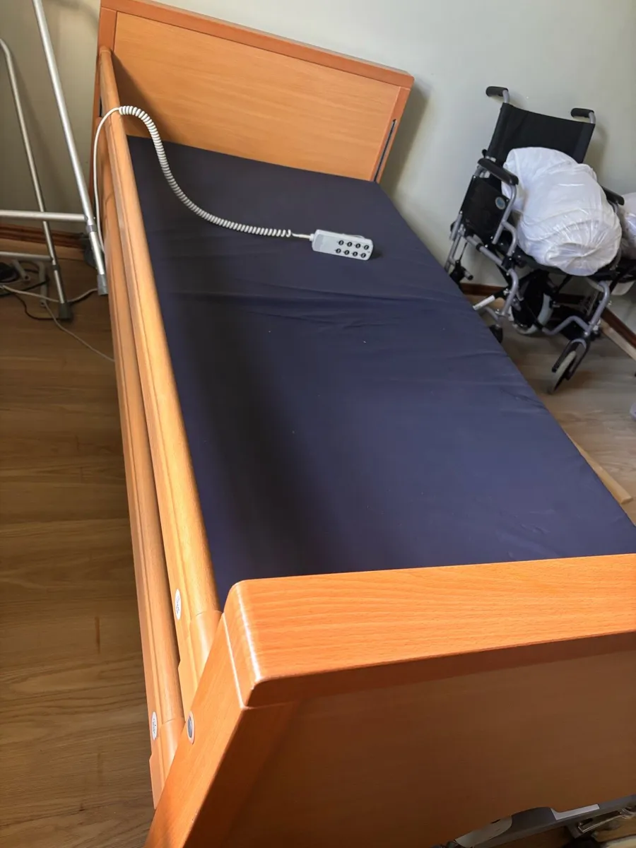 Hospital bed Wheelchair and accessories - Image 1