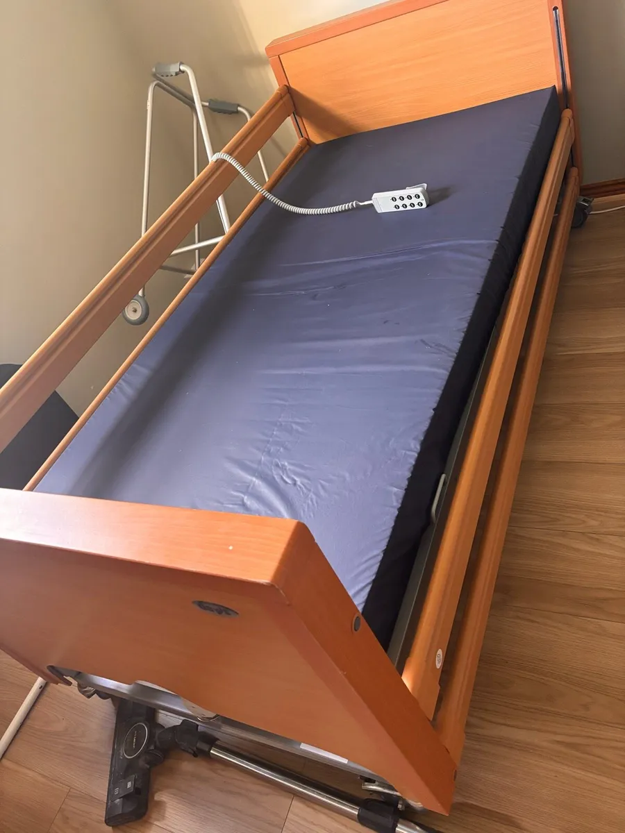 Hospital bed Wheelchair and accessories - Image 3