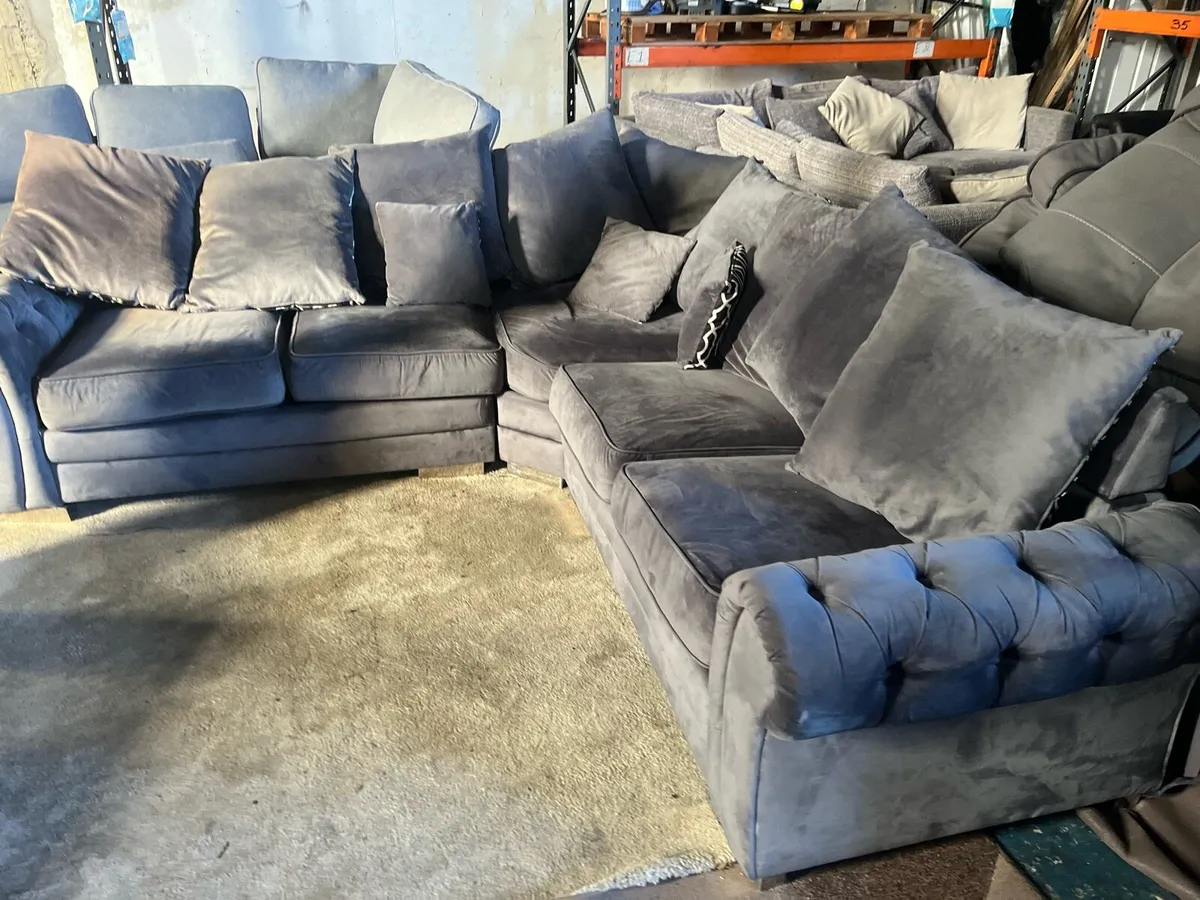 Grey corner sofa with scatter cushions - Image 4