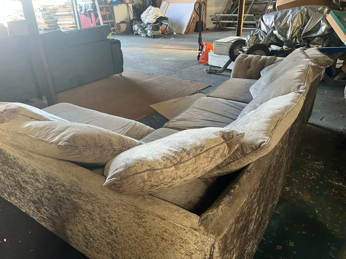 Silver crushed velvet corner sofa - Image 4