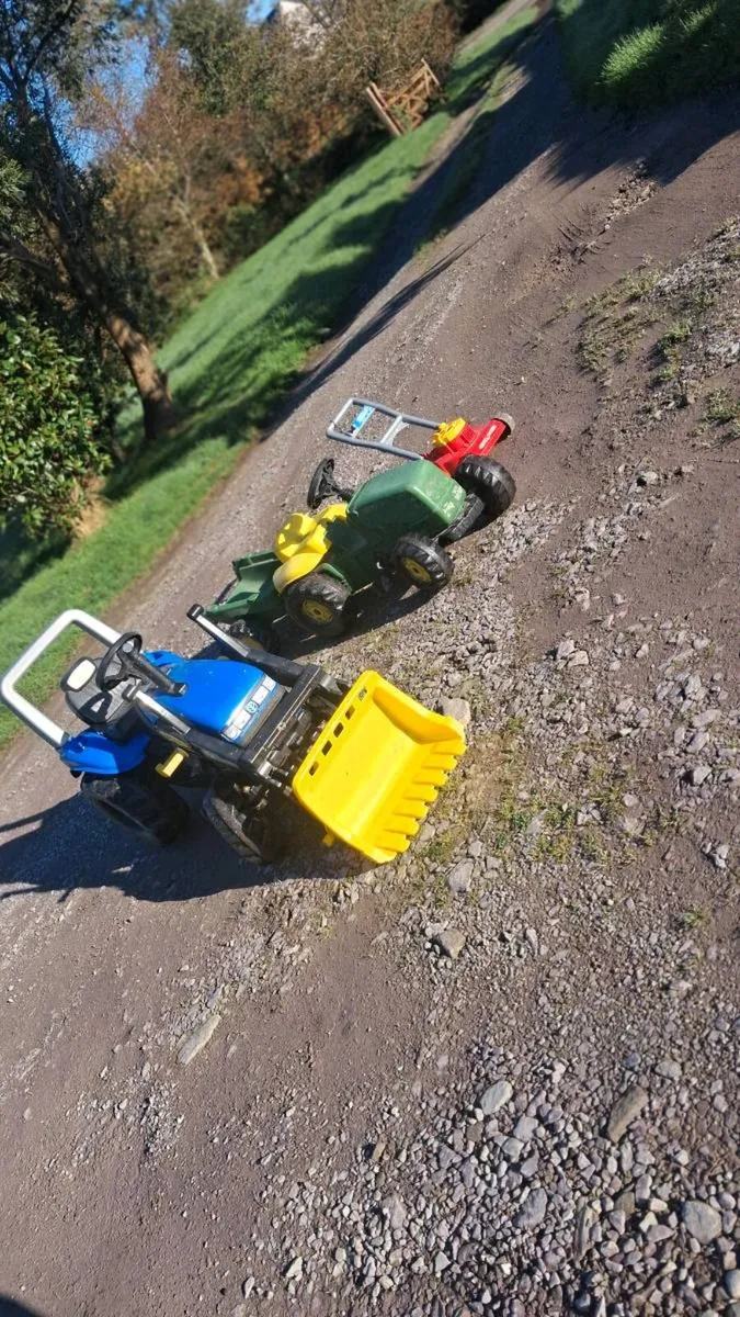 Ride tractors and push lawnmower - Image 1