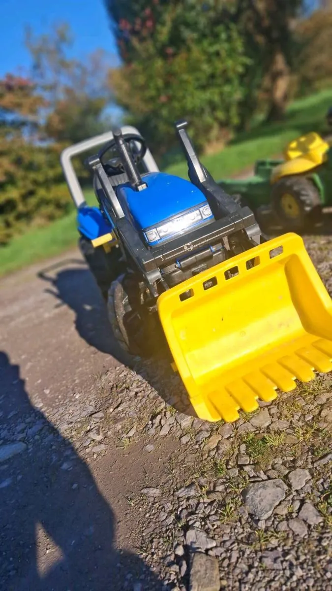 Ride tractors and push lawnmower - Image 2