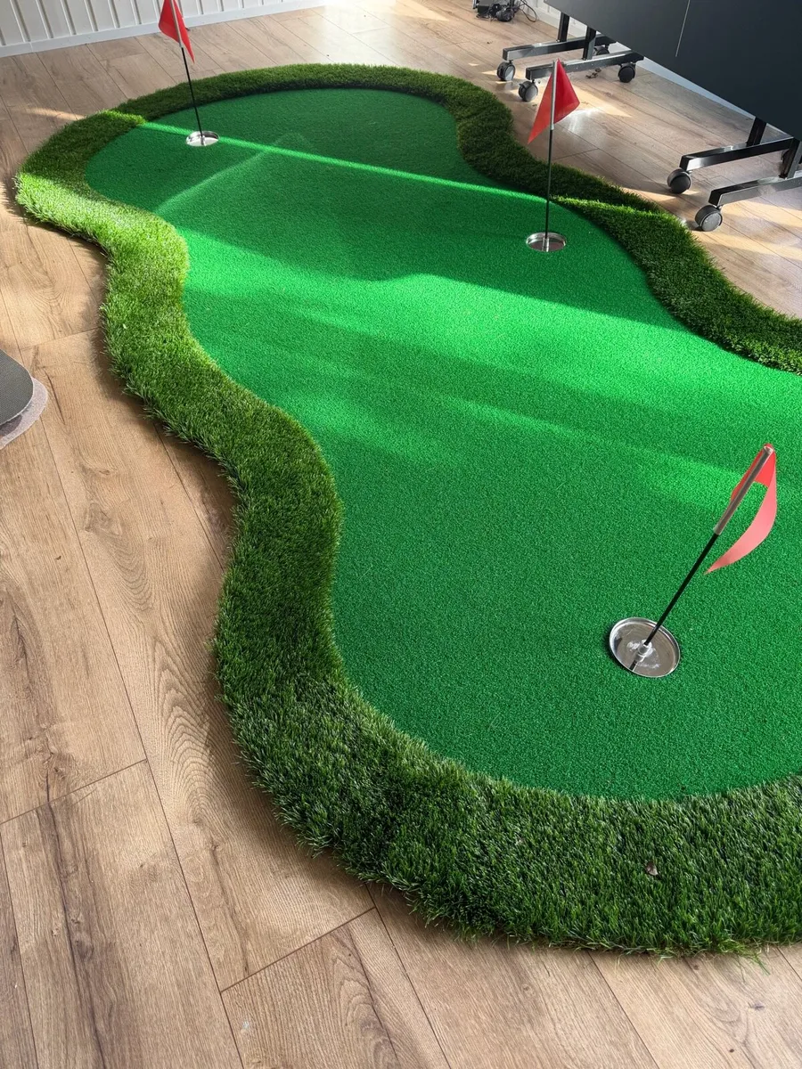 Golf putting green - Image 1
