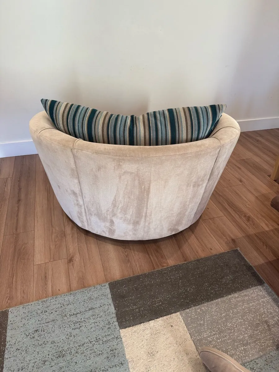 Round swivel cuddle chair with cushions - Image 2