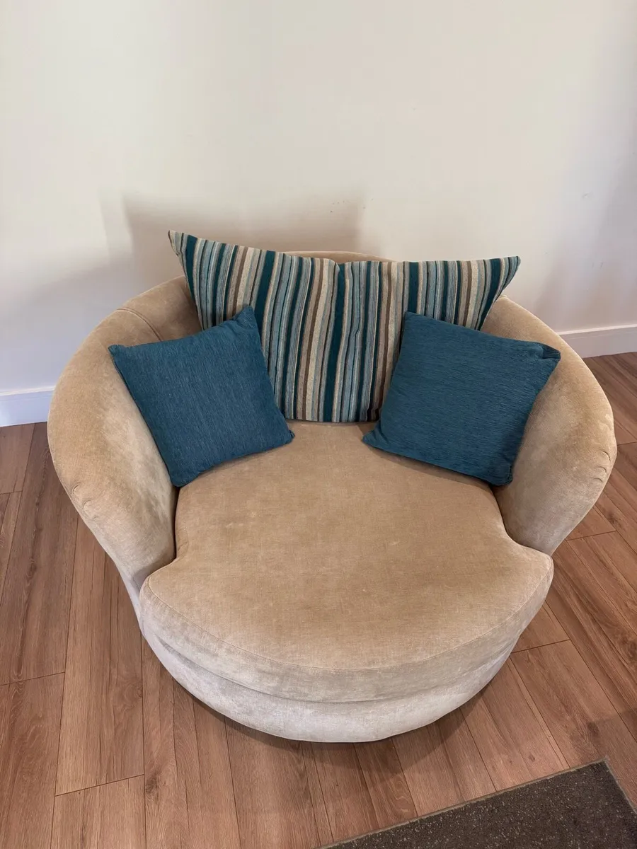 Round swivel cuddle chair with cushions - Image 1