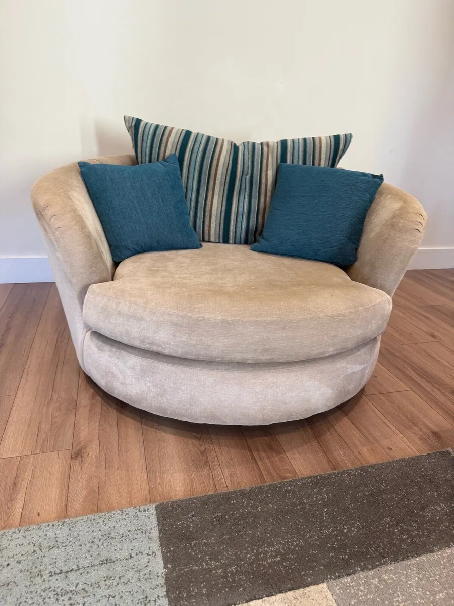 Round swivel cuddle chair with cushions - Image 3