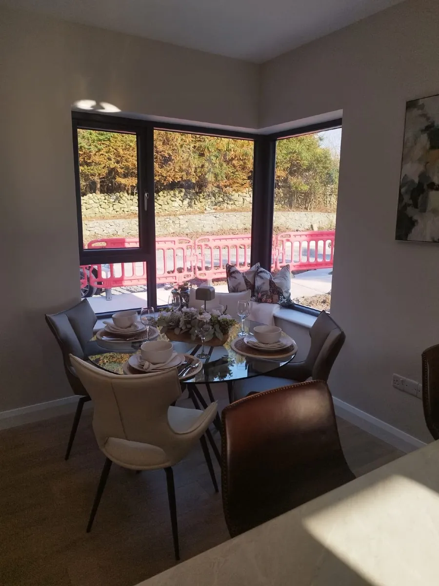 Glass round kitchen table - Image 1