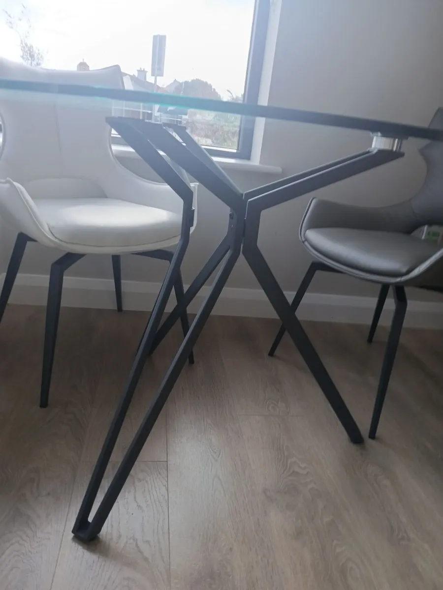 Glass round kitchen table - Image 3