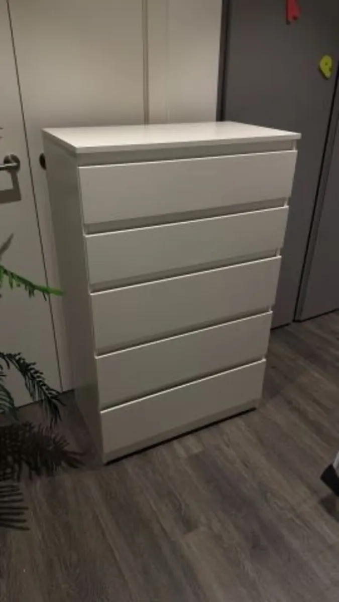 White chest of drawers