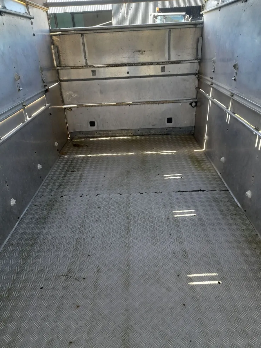Cattle box - Image 2