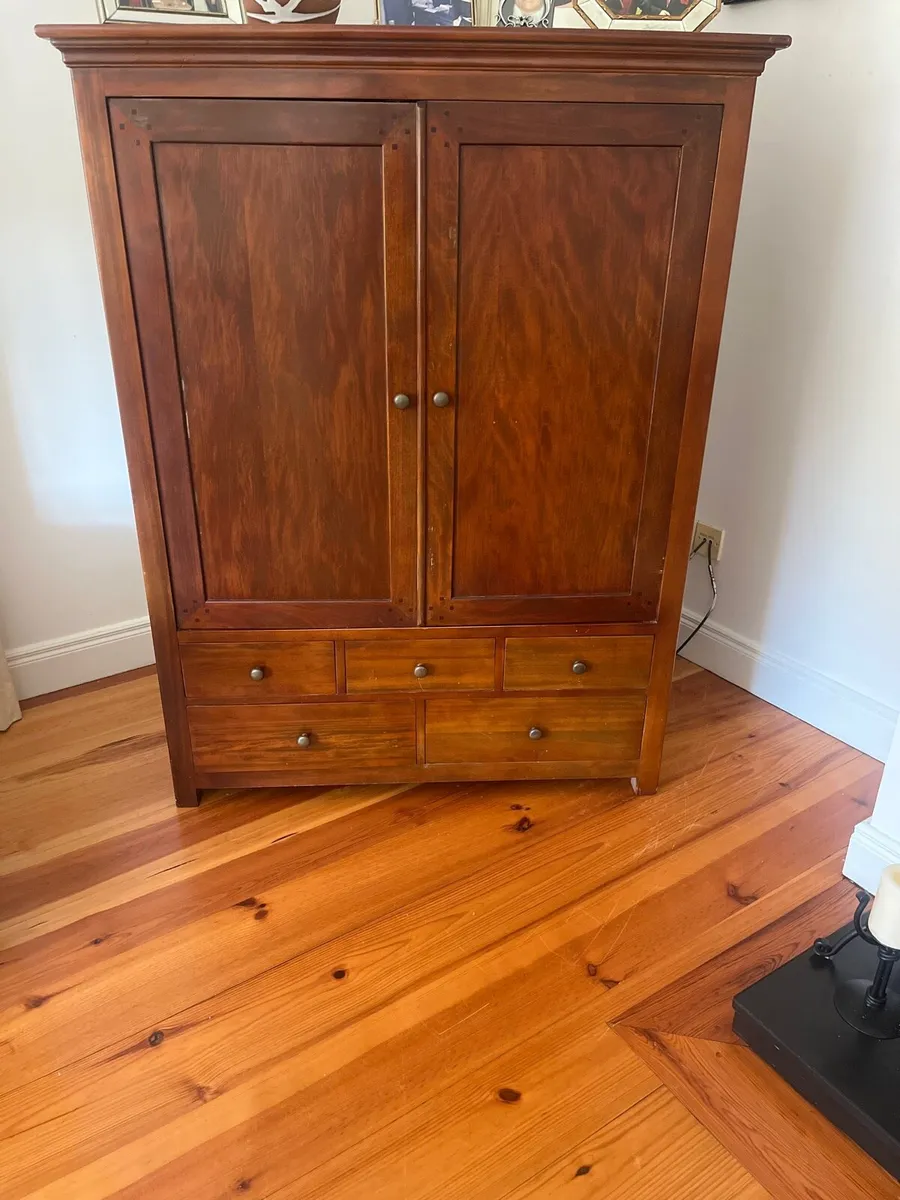 Large T.V. Media unit - Image 1