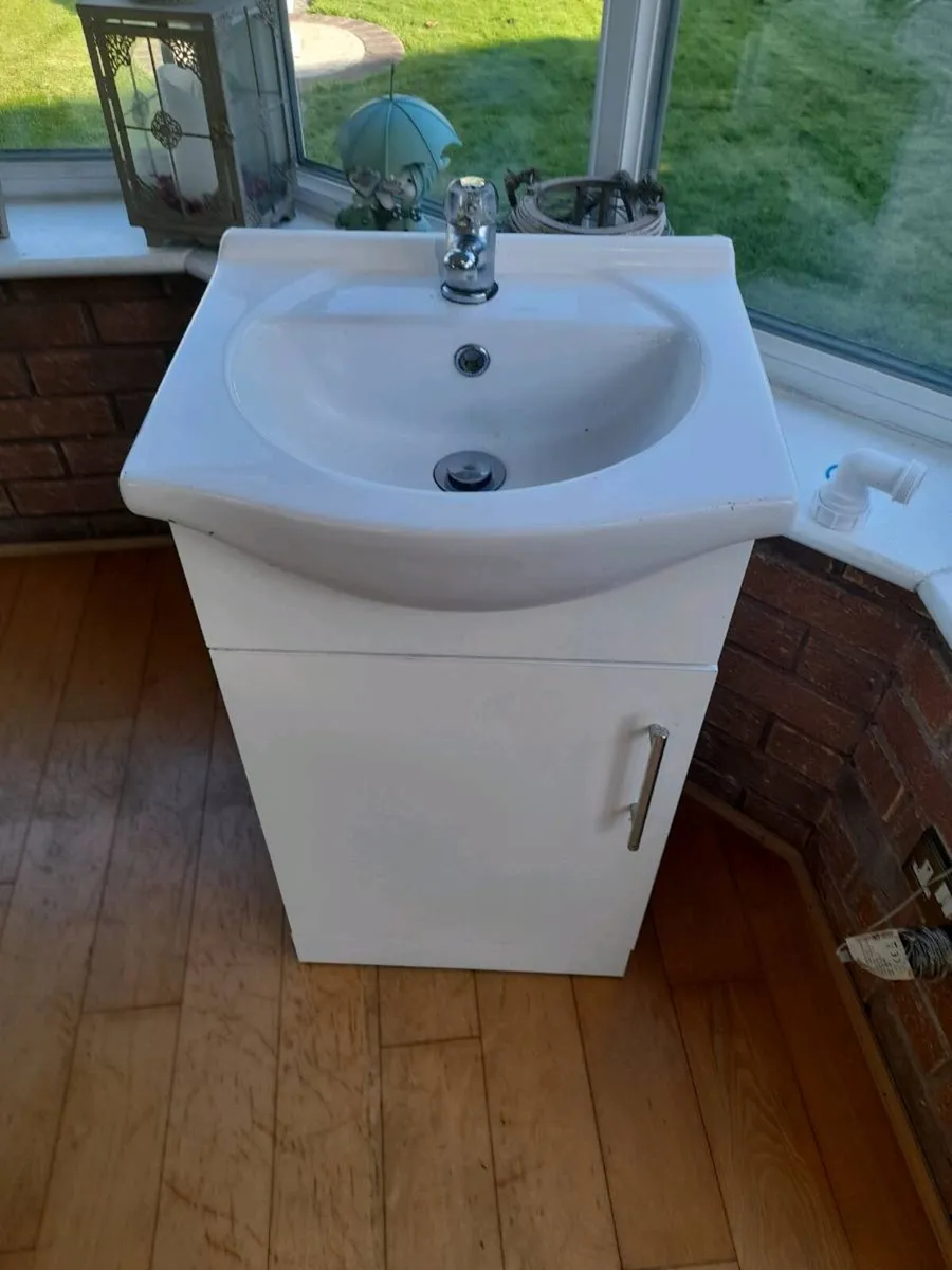 Bathroom vanity unit