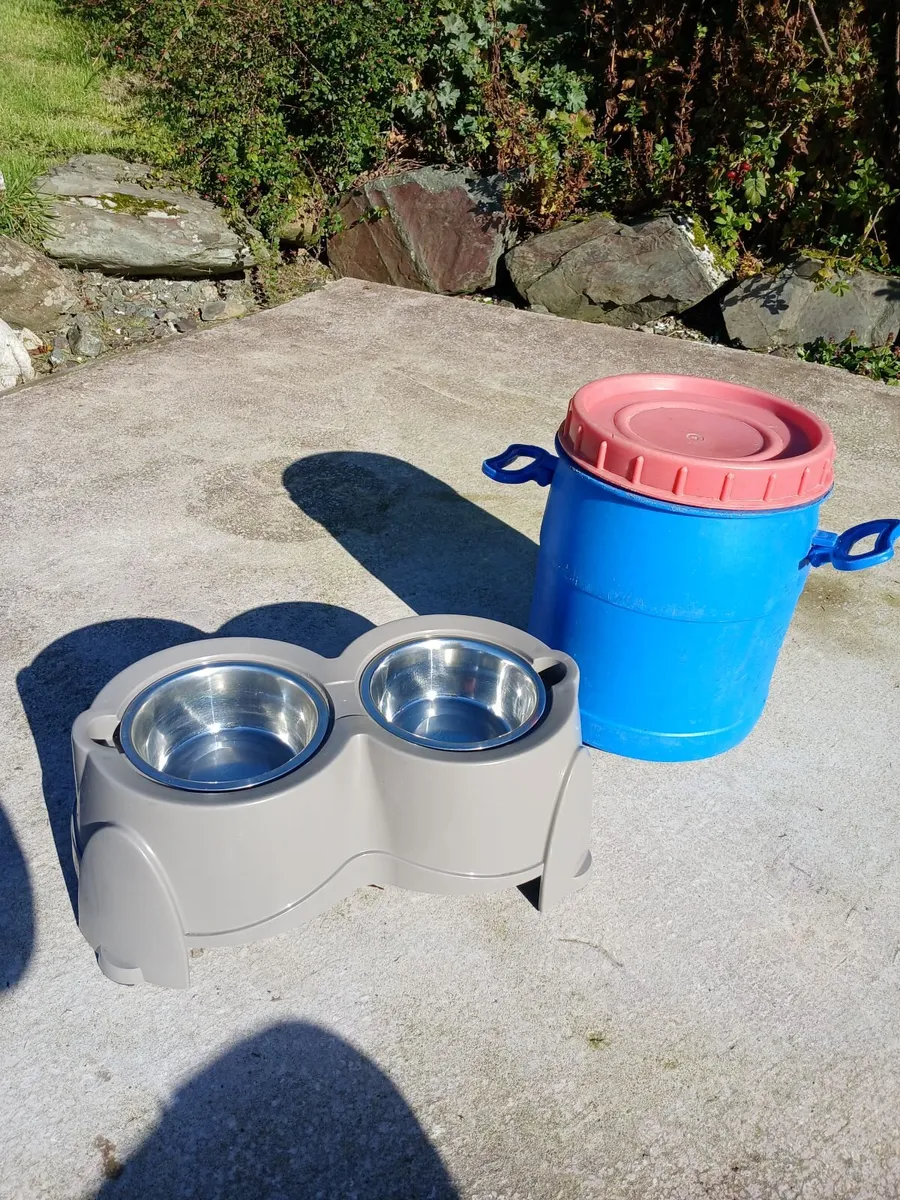 Dog feeding bowls and storage - Image 1
