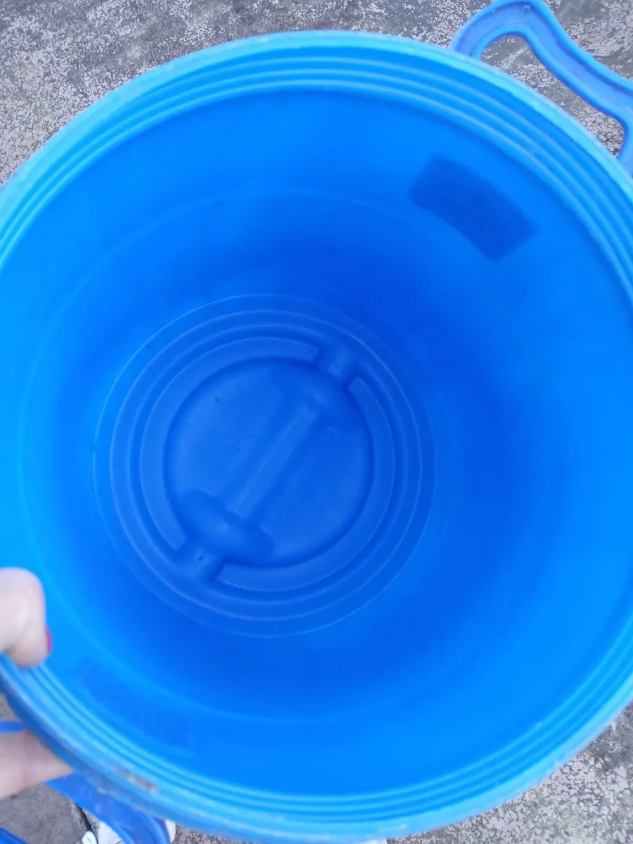 Dog feeding bowls and storage - Image 3