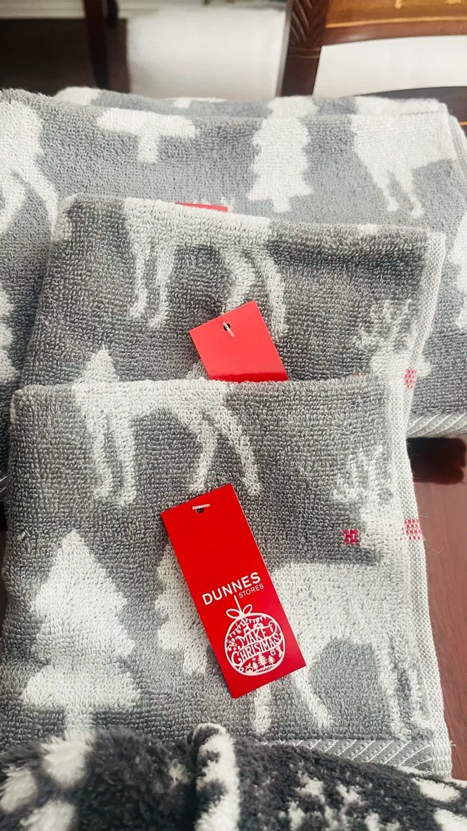 Christmas throw and towels - Image 4