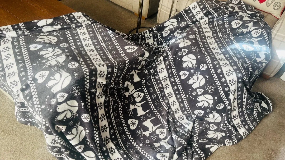 Christmas throw and towels - Image 1