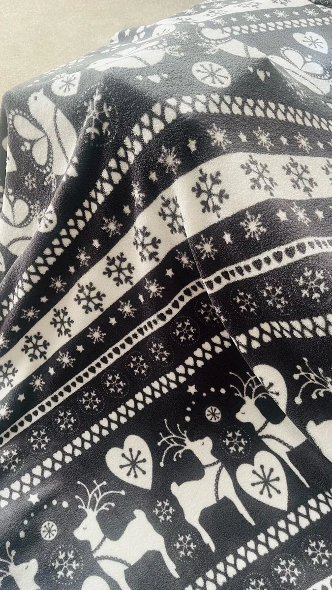 Christmas throw and towels - Image 2