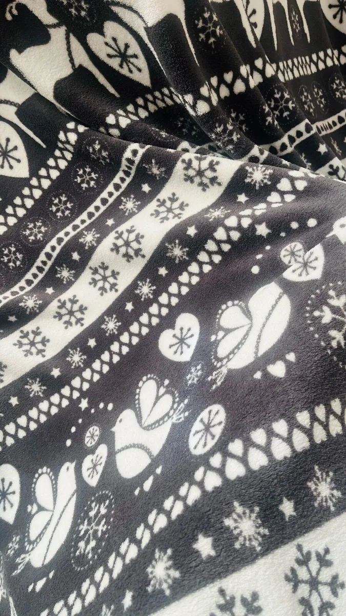 Christmas throw and towels - Image 3