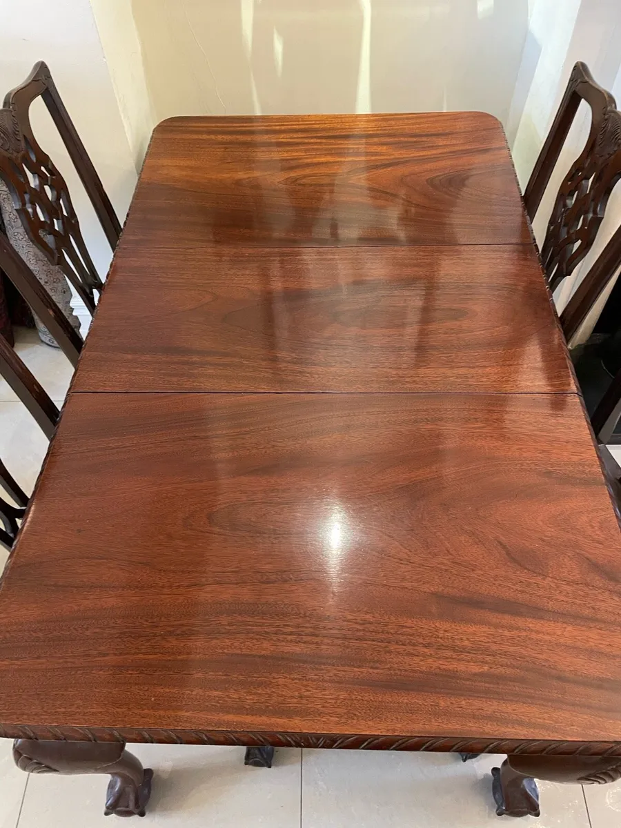 Table and chairs - Image 1