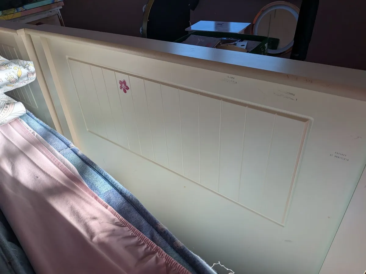 Single beds - Image 3