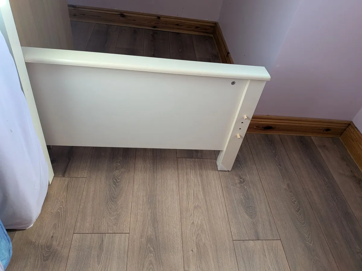Single beds - Image 1