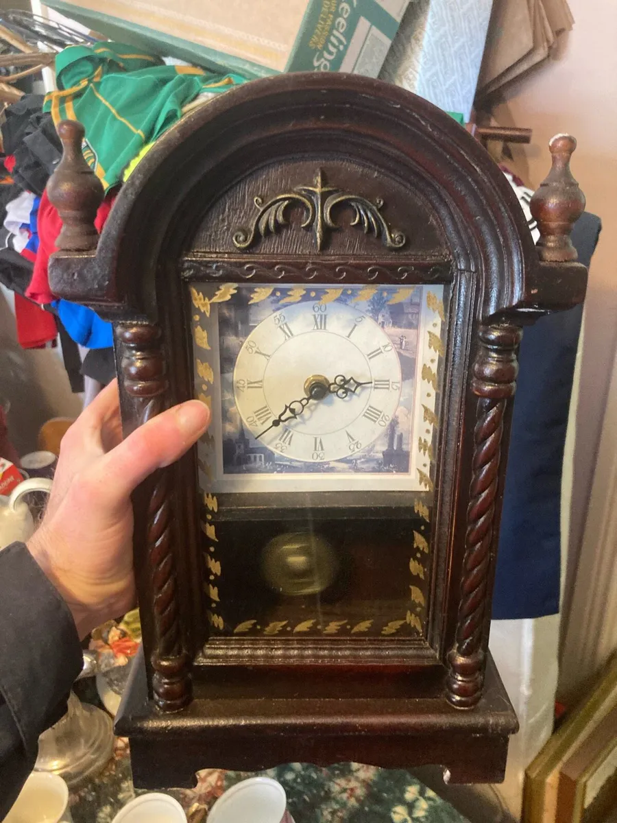 Victorian style mantle clock free postage - Image 1