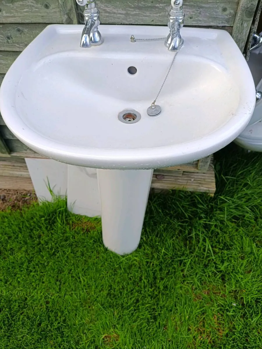 Bathroom sink - Image 1
