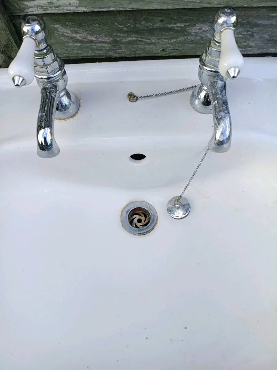 Bathroom sink - Image 2