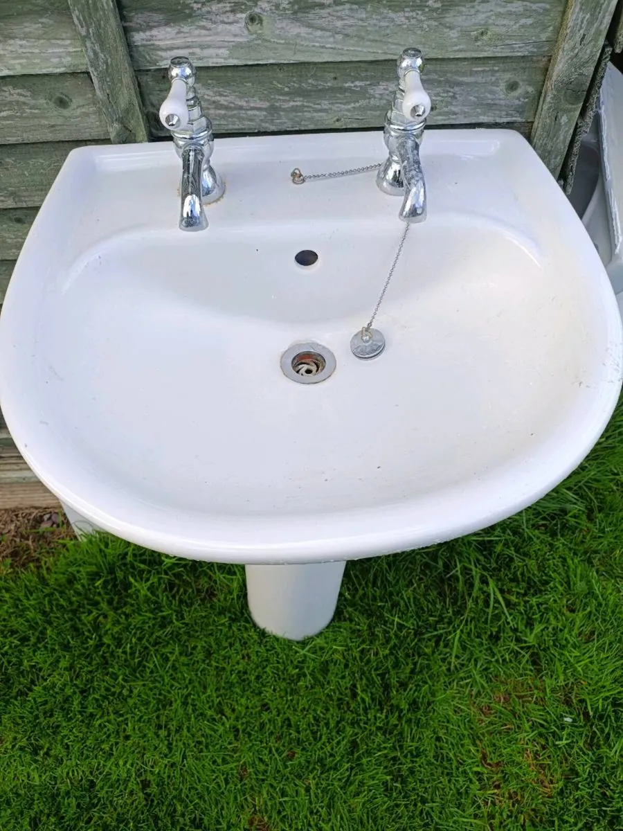 Bathroom sink - Image 3
