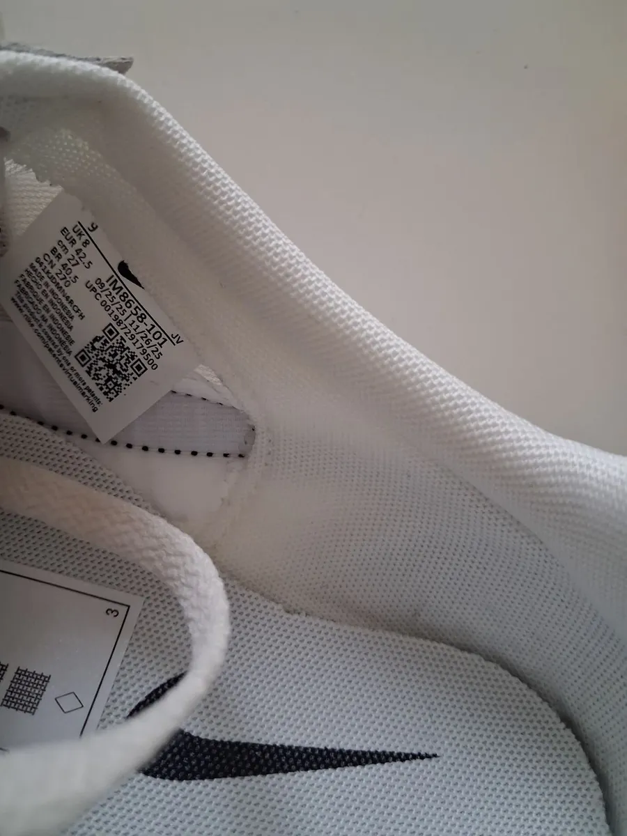 Unisex NikeTrainers size 8 - Image 4