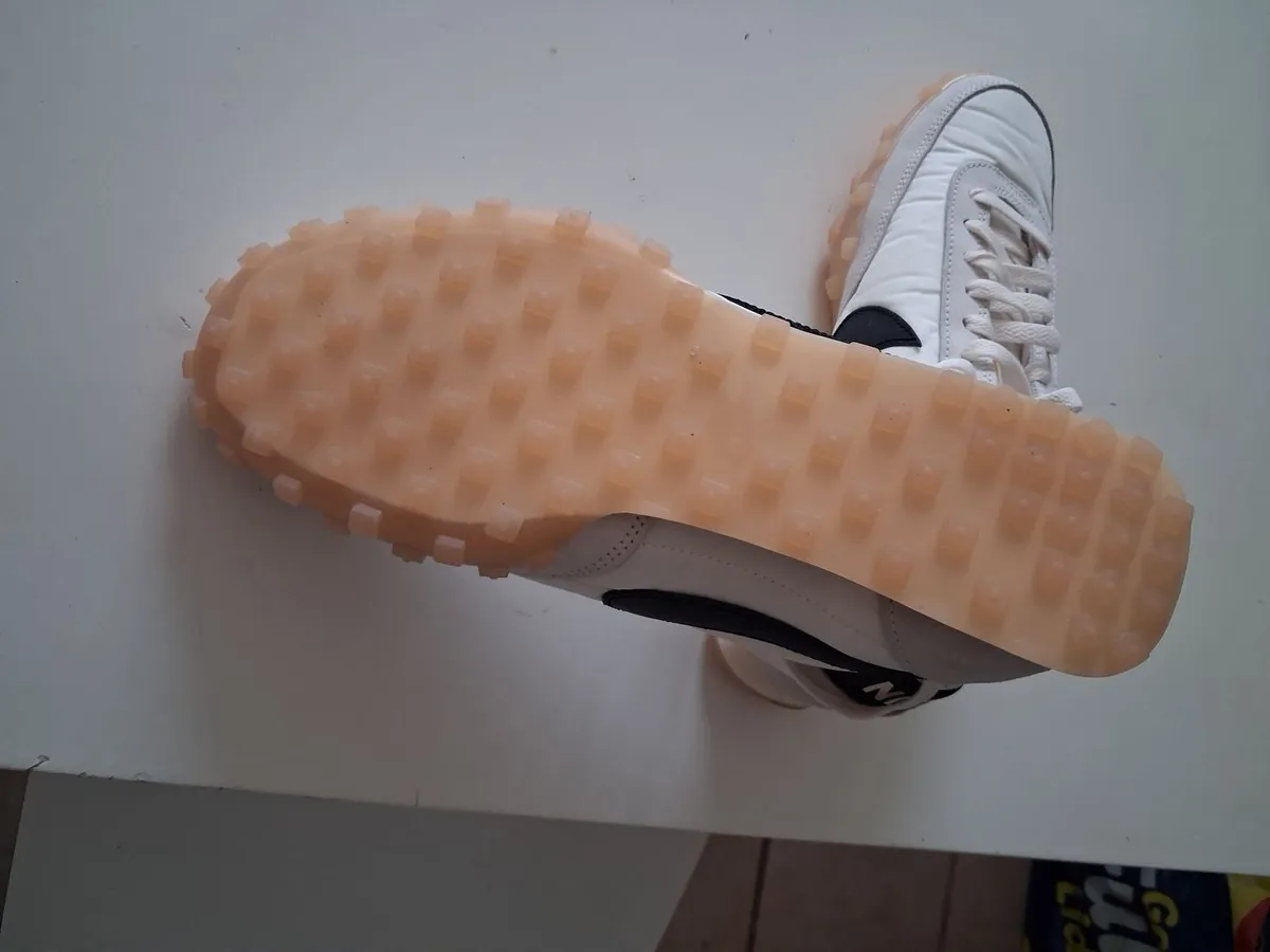 Unisex NikeTrainers size 8 - Image 2