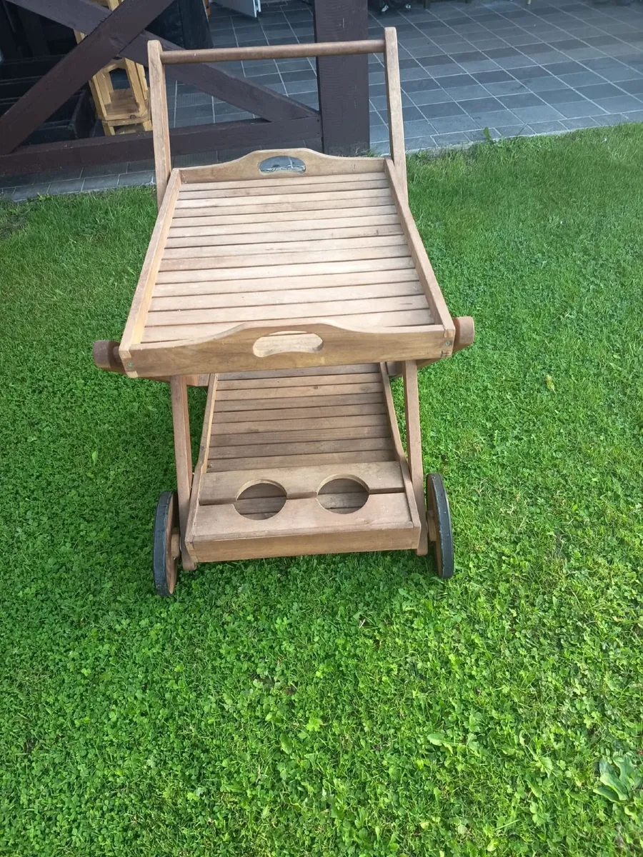 Wooden garden drinks trolley with removable tray - Image 1