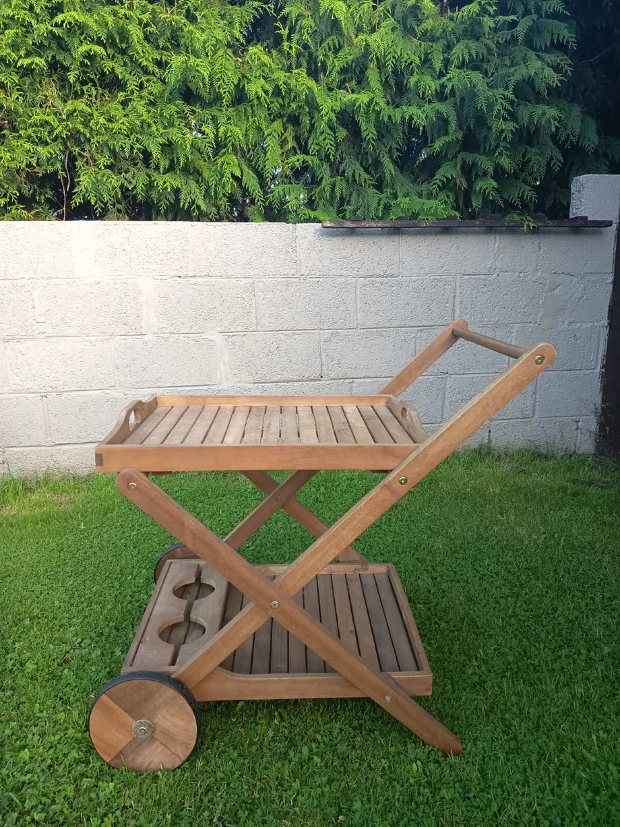 Wooden garden drinks trolley with removable tray - Image 4