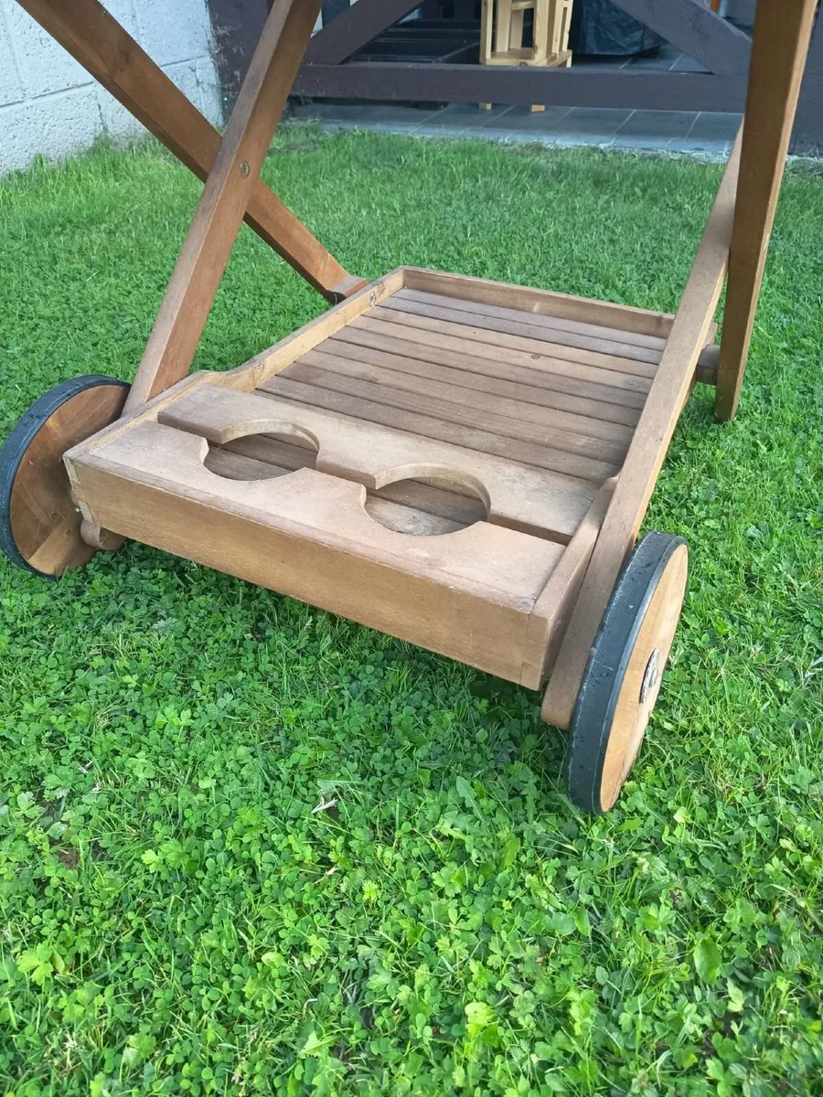 Wooden garden drinks trolley with removable tray - Image 2