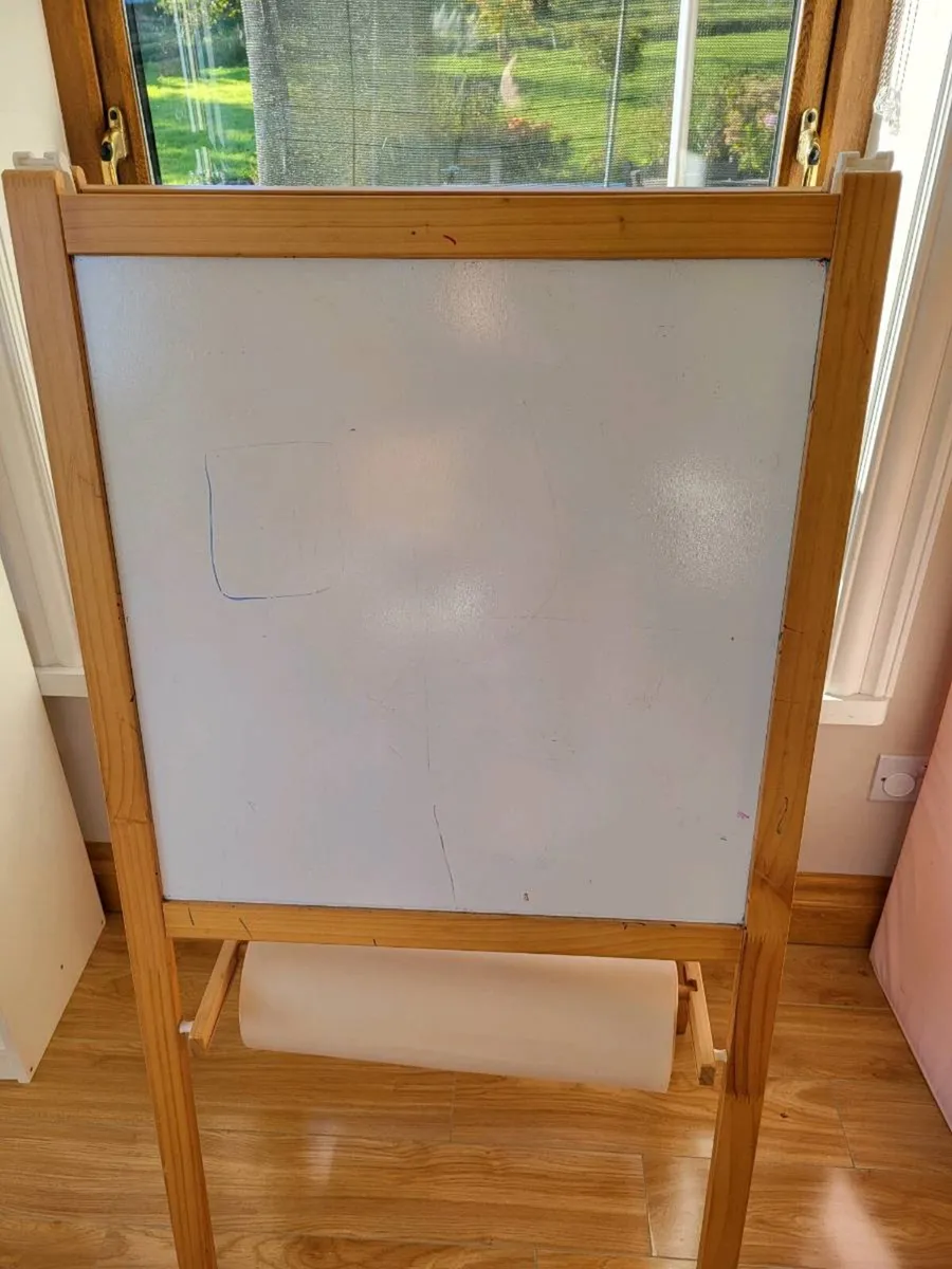 White and black board - Image 1