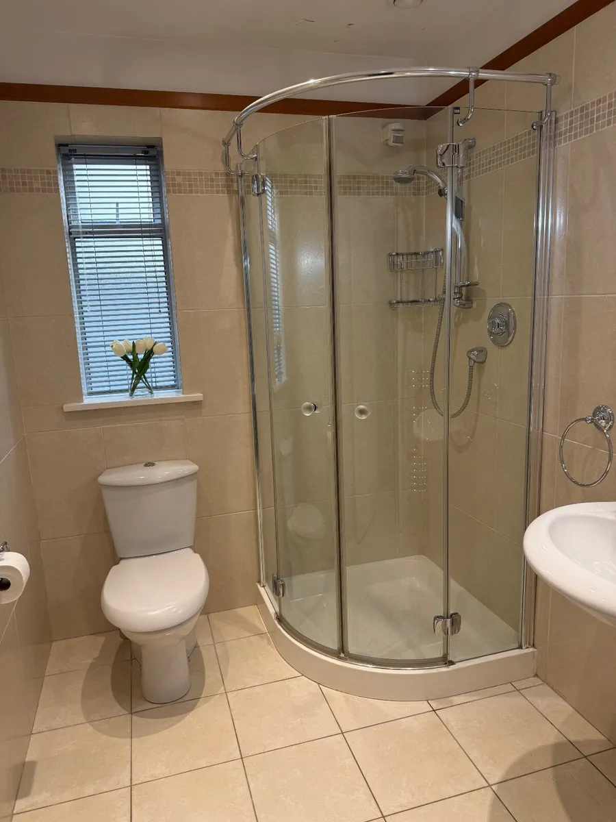 Complete bathroom - Image 1