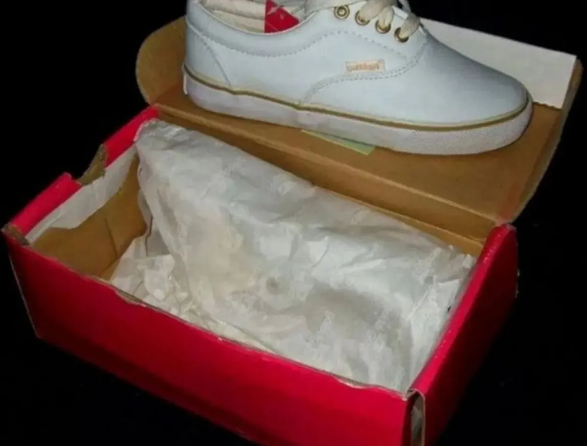 Vintage BNIB 'Golddigga' Shoes Size 2/34 - Image 3
