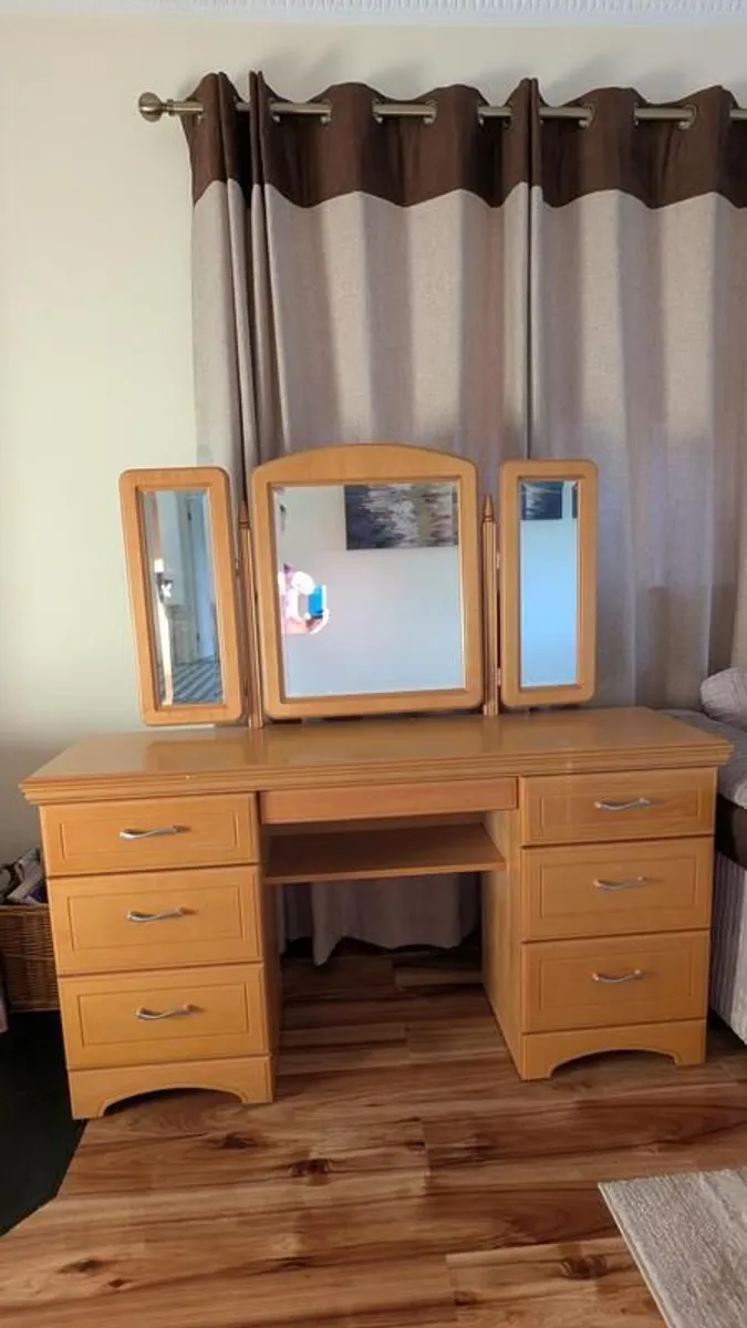 Wooden vanity unit with mirror and drawers - Image 1