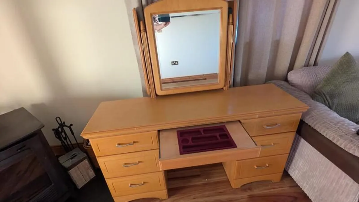 Wooden vanity unit with mirror and drawers - Image 2