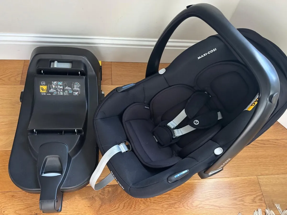 Maxicosi seat with ISOFIX base