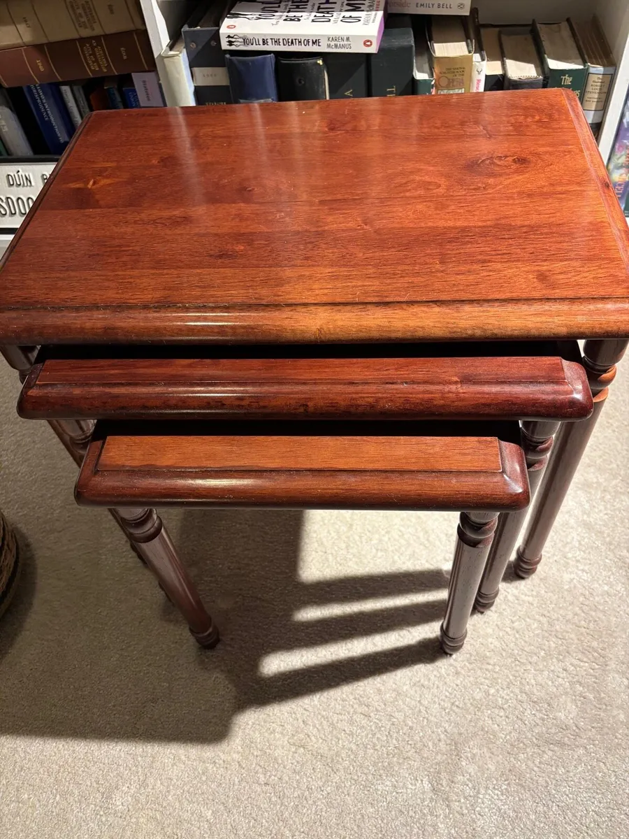 Traditional nest of tables - Image 1