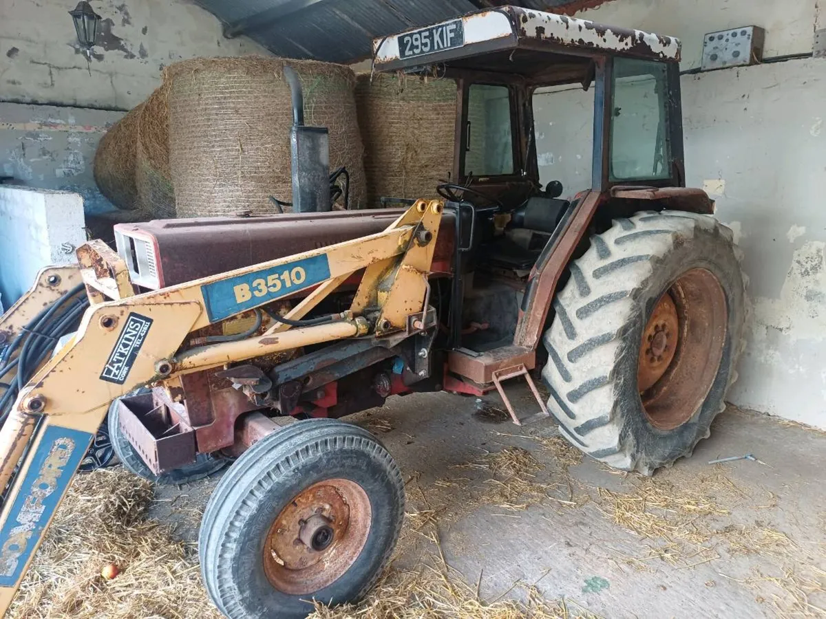 International tractor loader - Image 1